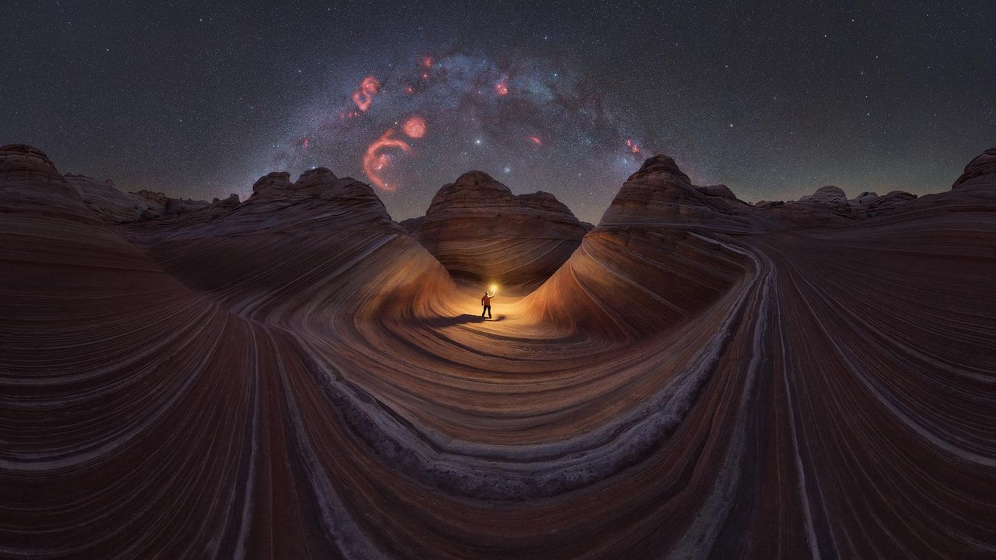 "Die Welle" – Luis Cajete Um ein perfektes Foto der Milchstraße über den Coyote Buttes von Arizona zu bekommen, nahm der spanische Fotograf Luis Cajete einiges auf sich. Zunächst beschaffte er sich eine der heiß begehrten Zugangsgenehmigungen (nur 20 Menschen pro Tag dürfen die große Sandsteinformation besuchen), wanderte trotz eisiger Temperaturen durch die "Paria Canyon Vermilion Cliffs Wilderness Area" und baute schließlich genau zum richtigen Zeitpunkt seine Kamera auf, um dieses 360-Grad-Panorama der Coyote Buttes mit dem Milchstraßenbogen zu schießen. "Es ist schwer, die Schönheit dieses Ortes in Worte zu fassen, aber ich hoffe, mein Foto schafft es, diese zu vermitteln", schreibt Cajete über sein Bild.