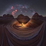 Um ein perfektes Foto der Milchstraße über den Coyote Buttes von Arizona zu bekommen, nahm der spanische Fotograf Luis Cajete einiges auf sich. Zunächst beschaffte er sich eine der heiß begehrten Zugangsgenehmigungen (nur 20 Menschen pro Tag dürfen die große Sandsteinformation besuchen), wanderte trotz eisiger Temperaturen durch die "Paria Canyon Vermilion Cliffs Wilderness Area" und baute schließlich genau zum richtigen Zeitpunkt seine Kamera auf, um dieses 360-Grad-Panorama der Coyote Buttes mit dem Milchstraßenbogen zu schießen. "Es ist schwer, die Schönheit dieses Ortes in Worte zu fassen, aber ich hoffe, mein Foto schafft es, diese zu vermitteln", schreibt Cajete über sein Bild.