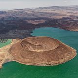 Blick von oben auf einen See sowie einen Vulkankrater