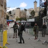 Sicherheitskräfte stehen an Straßensperre