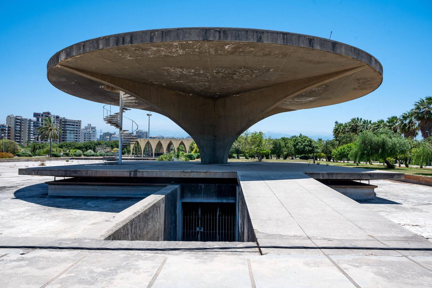 Internationale Messe "Raschid Karami" in Tripoli, Libanon Blick auf ein rundes Gebäude aus Beton