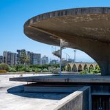 Blick auf ein rundes Gebäude aus Beton