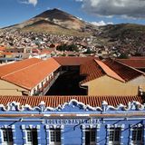 Häuser von Potosí vor einem Berg