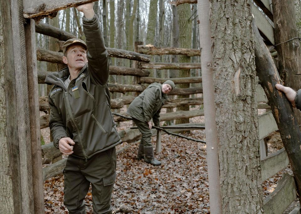 Förster Oleksandr Sivachenko inspiziert den Eingang der Bison-Falle in einem Wald nahe der Ortschaft Maidan-Bobryk