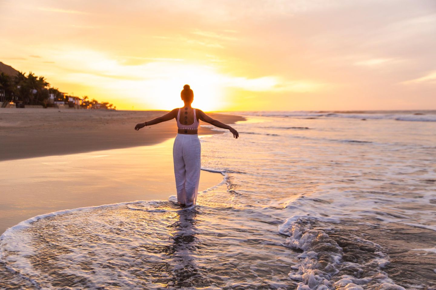 Frau im Urlaub am Meer