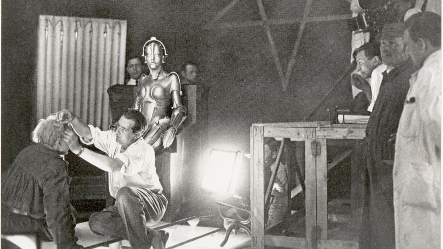 Fritz Lang richtet die Haare von Rudolf Klein-Rogge