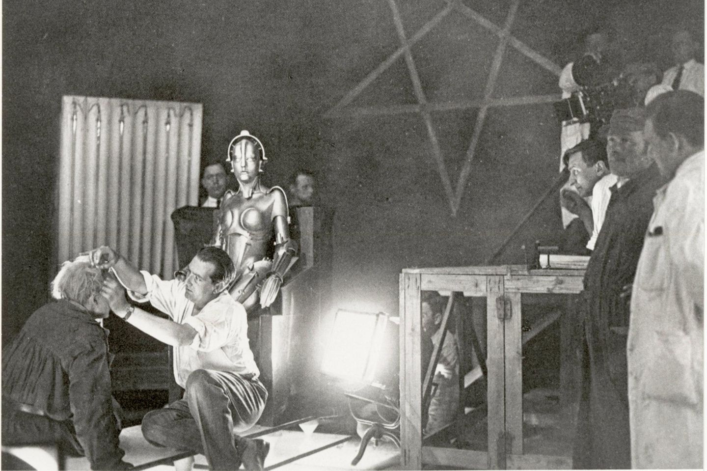 Jede Haarsträhne muss sitzen Fritz Lang richtet die Haare von Rudolf Klein-Rogge