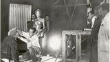 Fritz Lang richtet die Haare von Rudolf Klein-Rogge