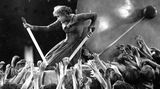 Brigitte Helm reißt an den Steuerhebeln eines Gongs