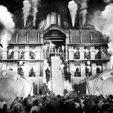 Szenenbild aus "Metropolis" zeigt Arbeiter an riesigen Maschinen