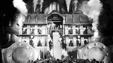 Szenenbild aus "Metropolis" zeigt Arbeiter an riesigen Maschinen