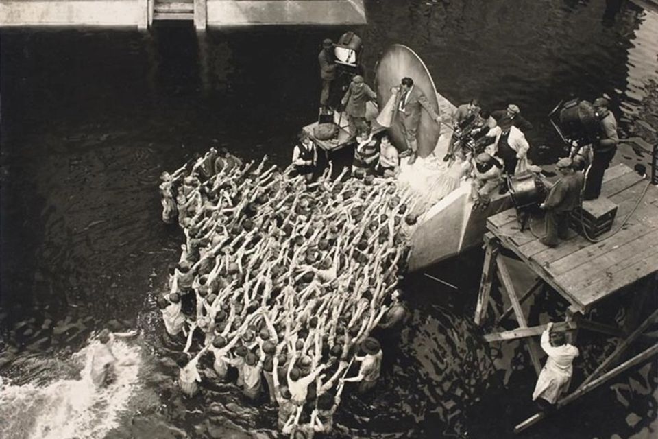 Kinder stehen während einer Filmszene im Wasser 1.4126