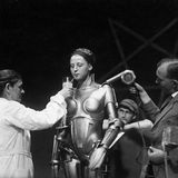 Frau in Roboter-Kostüm bekommt etwas zu trinken