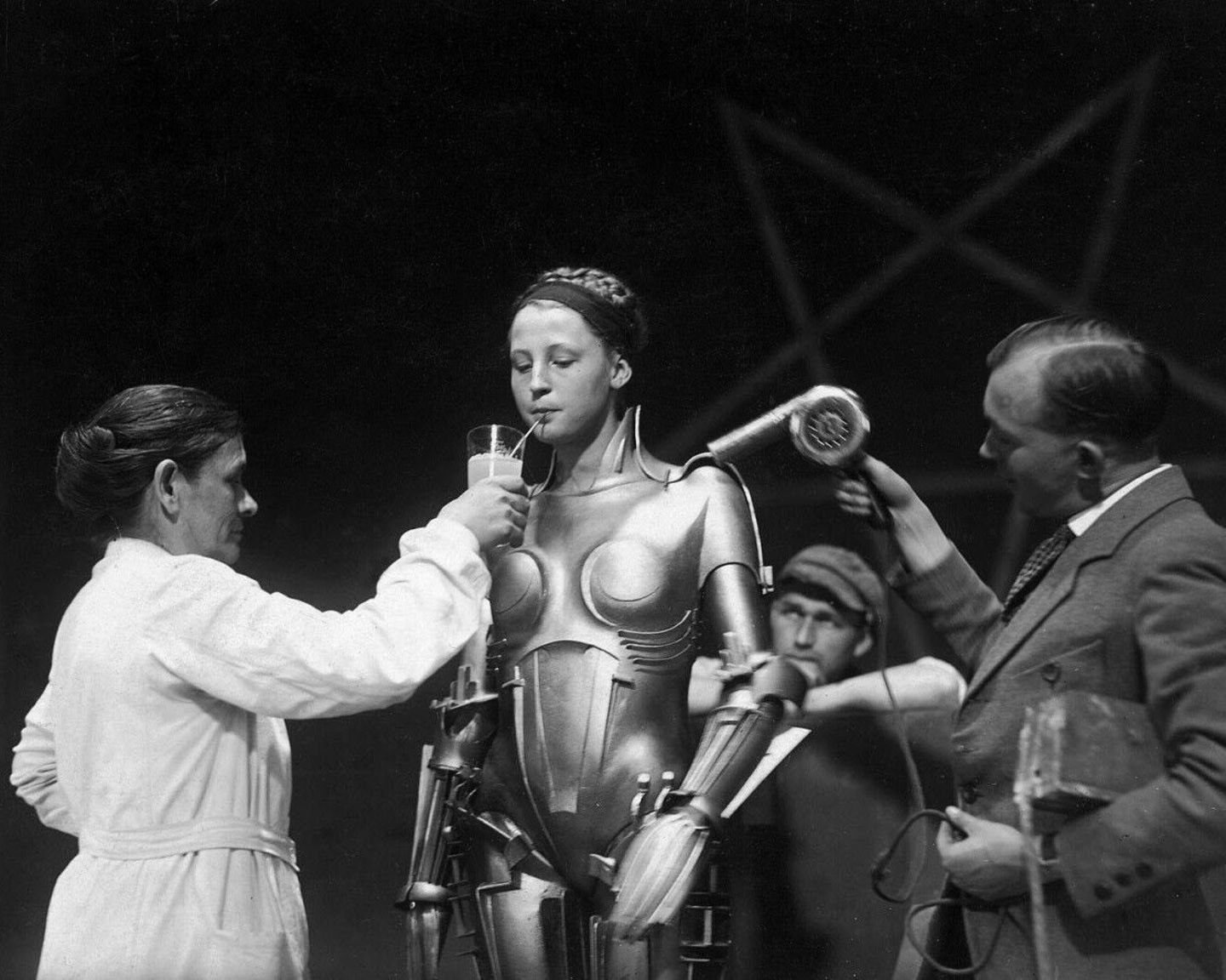 Frau in Roboter-Kostüm bekommt etwas zu trinken