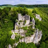 Ruine Reußenstein am Fels, umgeben von dichtem Wald