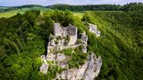 Ruine Reußenstein am Fels, umgeben von dichtem Wald