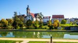 Panorama der Stadt Ehingen mit Stadtgarten, Deutschland