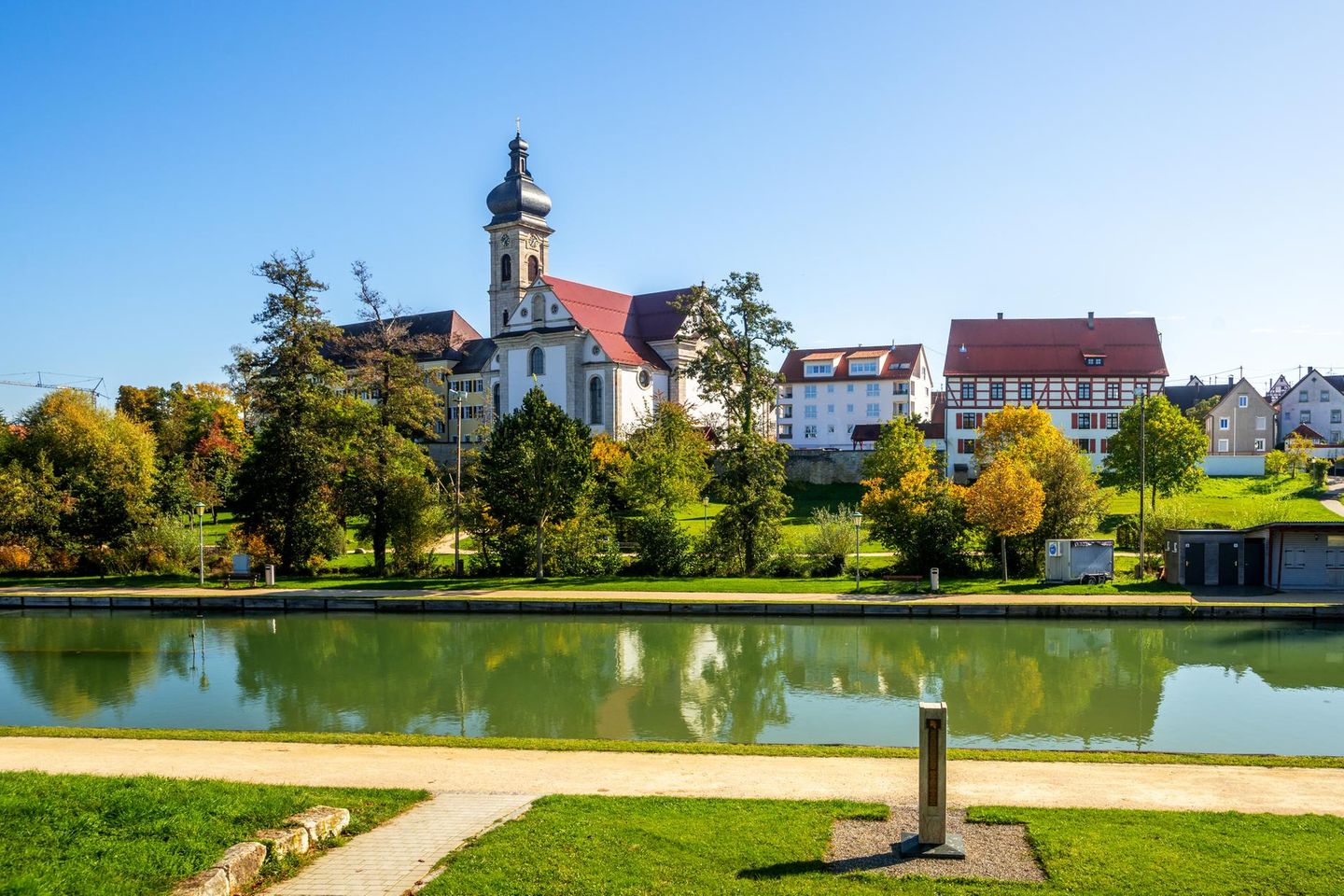 Panorama der Stadt Ehingen mit Stadtgarten, Deutschland
