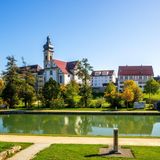 Panorama der Stadt Ehingen mit Stadtgarten, Deutschland