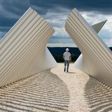 Ein Mann durchschreitet die Skulptur "Enger und weiter Horizont", Station des Lebens-Horizont-Wegs