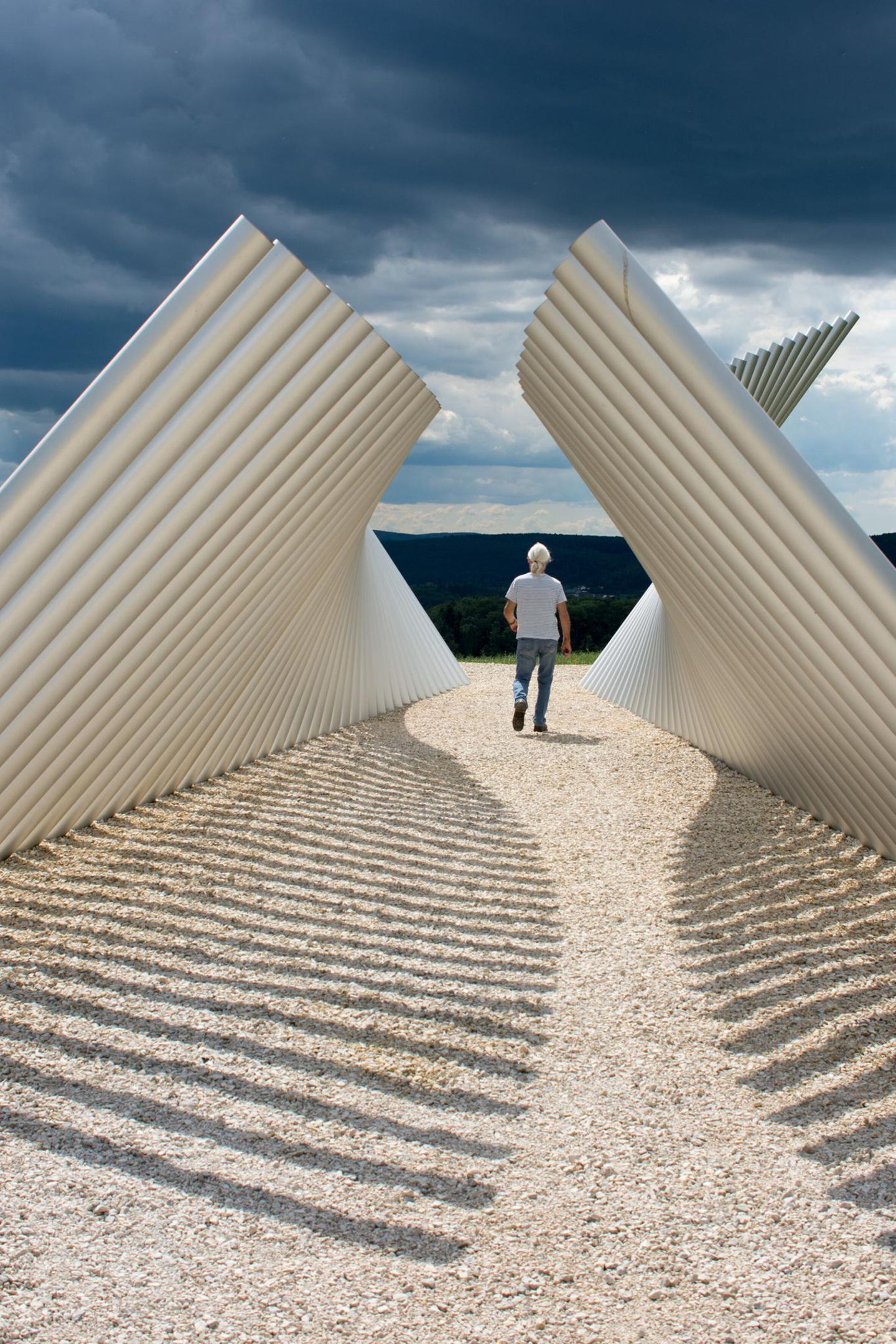 Besinnung auf der Ehinger Alb Ein Mann durchschreitet die Skulptur "Enger und weiter Horizont", Station des Lebens-Horizont-Wegs