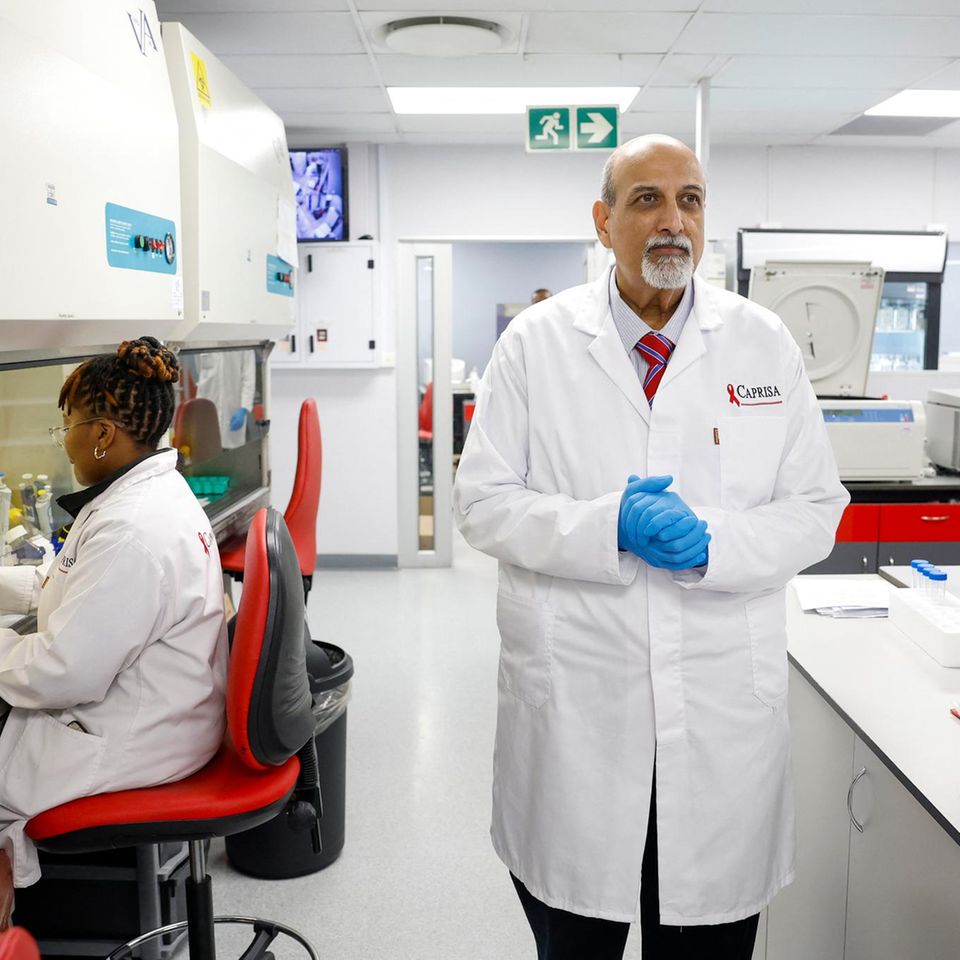 Abdool Karim steht im Labor für das südafrikanische AIDS Programm CAPRISA in Durban