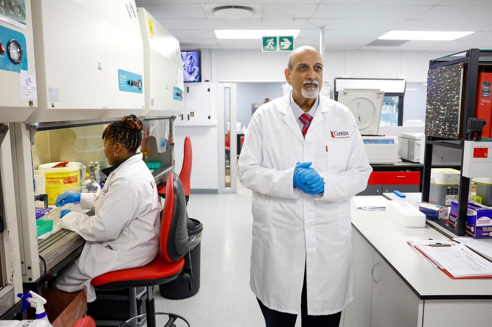 Abdool Karim steht im Labor für das südafrikanische AIDS Programm CAPRISA in Durban 1.5004