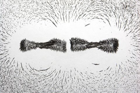 Eisenspäne in magnetischer Ausrichtung