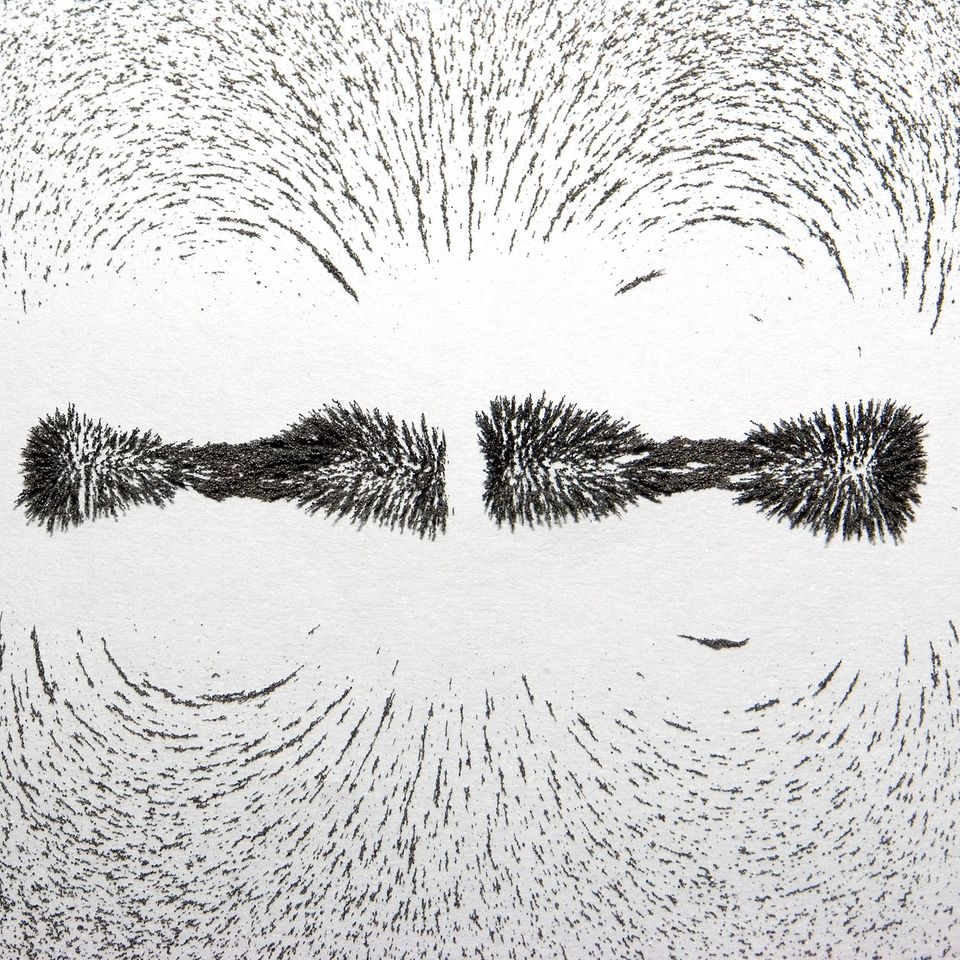 Eisenspäne in magnetischer Ausrichtung