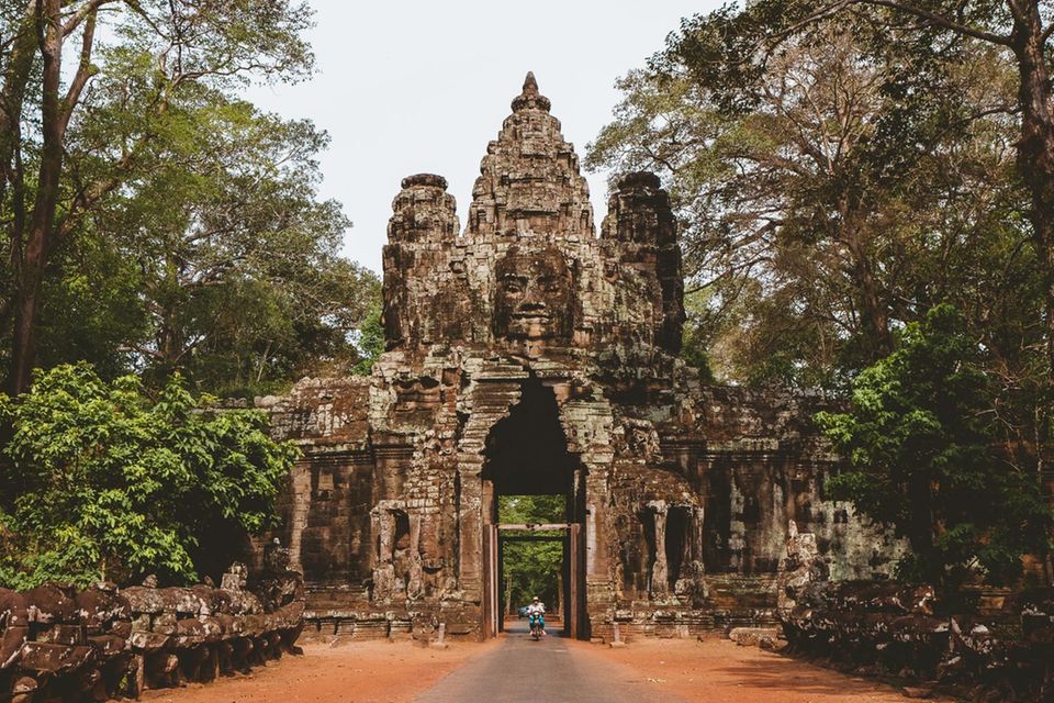 In Siem Reap in Kambodscha steht eine der bekanntesten und eindrucksvollsten Tempelanlagen weltweit. Auf diesem Foto lässt sich ihre Größe kaum erahnen: Suryavarman II., Herrscher des Königsreichs Angkor im heutigen Kambodscha, ließ eine Anlage errichten, deren gewaltiges Ausmaß den hinduistischen Kosmos auf Erden darstellen soll. Lange war die Bauruine aus dem 12. Jahrhundert im Westen kaum bekannt, bis der französische Naturforscher Henri Mouhot sie im 19. Jahrhundert zufällig im Dschungel entdeckte und schrieb, es müsse sich "um die Arbeit von Riesen" handeln. Heute ist die Anlage ein beliebtes touristisches Ziel – begehrt ist vor allem der Besuch bei Sonnenaufgang. 0.7998