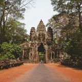 In Siem Reap in Kambodscha steht eine der bekanntesten und eindrucksvollsten Tempelanlagen weltweit. Auf diesem Foto lässt sich ihre Größe kaum erahnen: Suryavarman II., Herrscher des Königsreichs Angkor im heutigen Kambodscha, ließ eine Anlage errichten, deren gewaltiges Ausmaß den hinduistischen Kosmos auf Erden darstellen soll. Lange war die Bauruine aus dem 12. Jahrhundert im Westen kaum bekannt, bis der französische Naturforscher Henri Mouhot sie im 19. Jahrhundert zufällig im Dschungel entdeckte und schrieb, es müsse sich "um die Arbeit von Riesen" handeln. Heute ist die Anlage ein beliebtes touristisches Ziel – begehrt ist vor allem der Besuch bei Sonnenaufgang.