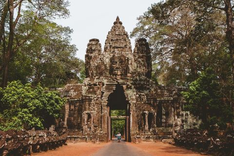 In Siem Reap in Kambodscha steht eine der bekanntesten und eindrucksvollsten Tempelanlagen weltweit. Auf diesem Foto lässt sich ihre Größe kaum erahnen: Suryavarman II., Herrscher des Königsreichs Angkor im heutigen Kambodscha, ließ eine Anlage errichten, deren gewaltiges Ausmaß den hinduistischen Kosmos auf Erden darstellen soll. Lange war die Bauruine aus dem 12. Jahrhundert im Westen kaum bekannt, bis der französische Naturforscher Henri Mouhot sie im 19. Jahrhundert zufällig im Dschungel entdeckte und schrieb, es müsse sich "um die Arbeit von Riesen" handeln. Heute ist die Anlage ein beliebtes touristisches Ziel – begehrt ist vor allem der Besuch bei Sonnenaufgang.