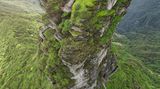 Der Berg Fanjingshan in der Provinz Guizhou im Südwesten Chinas wurde 2018 in die Liste der UNESCO-Welterbestätten aufgenommen. Seine Landschaft bietet Lebensraum für etliche Pflanzen- und Tierarten. Hauptattraktion für Touristen und Gläubige sind jedoch die vielen buddhistischen Tempel, die sich an diversen Hängen und Nebengipfeln befinden. Fast 9000 Stufen führen zur höchsten Spitze, dem "Red Clouds Golden Summit", wo die hier abgebildeten Zwillingstempel thronen.
