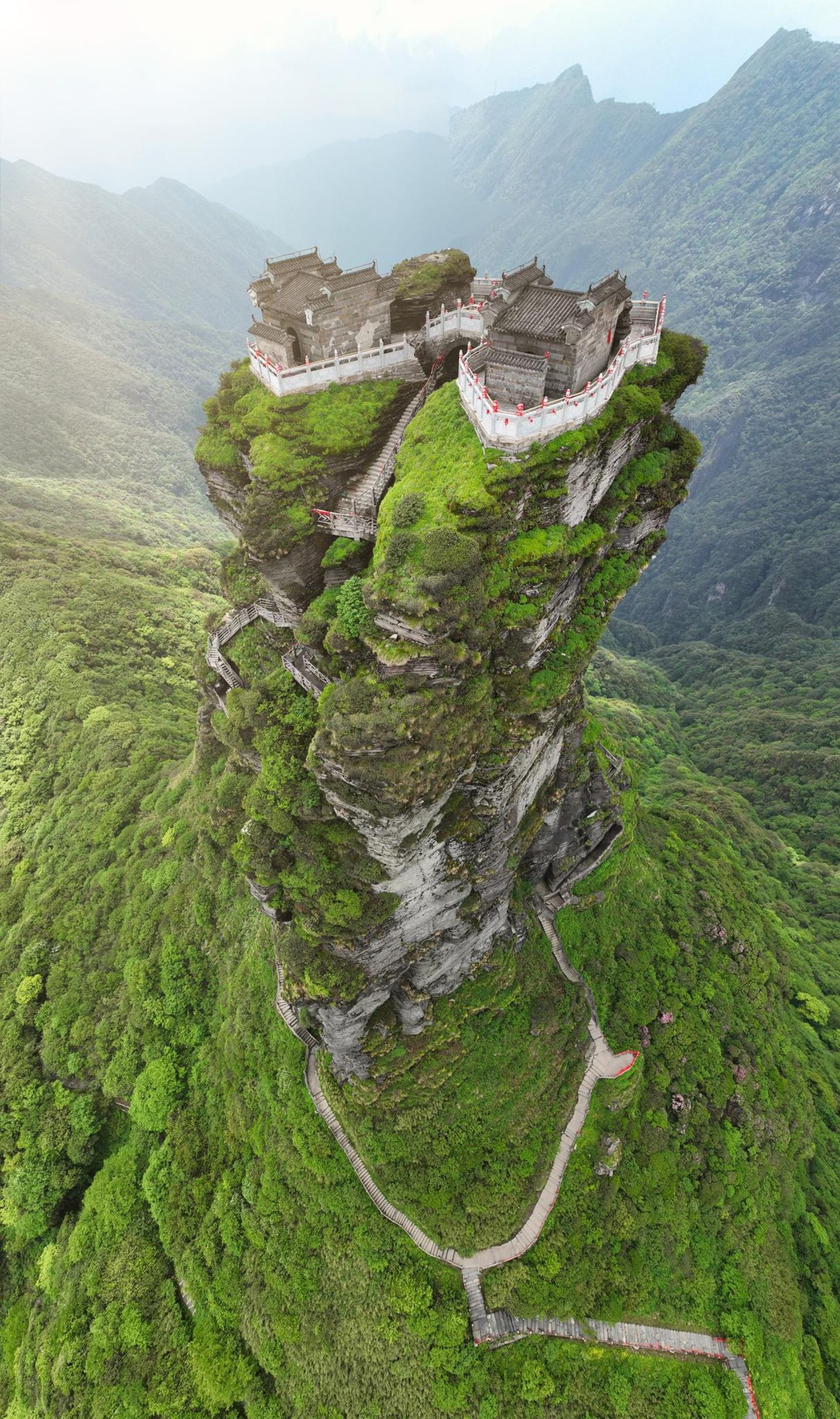 Fanjingshan - China Der Berg Fanjingshan in der Provinz Guizhou im Südwesten Chinas wurde 2018 in die Liste der UNESCO-Welterbestätten aufgenommen. Seine Landschaft bietet Lebensraum für etliche Pflanzen- und Tierarten. Hauptattraktion für Touristen und Gläubige sind jedoch die vielen buddhistischen Tempel, die sich an diversen Hängen und Nebengipfeln befinden. Fast 9000 Stufen führen zur höchsten Spitze, dem "Red Clouds Golden Summit", wo die hier abgebildeten Zwillingstempel thronen.