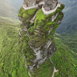 Der Berg Fanjingshan in der Provinz Guizhou im Südwesten Chinas wurde 2018 in die Liste der UNESCO-Welterbestätten aufgenommen. Seine Landschaft bietet Lebensraum für etliche Pflanzen- und Tierarten. Hauptattraktion für Touristen und Gläubige sind jedoch die vielen buddhistischen Tempel, die sich an diversen Hängen und Nebengipfeln befinden. Fast 9000 Stufen führen zur höchsten Spitze, dem "Red Clouds Golden Summit", wo die hier abgebildeten Zwillingstempel thronen.