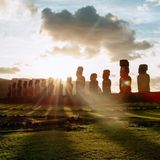 Kolossale Steinstatuen, die Moai, scheinen auf der kleinen Insel Rapa Nui (Osterinsel) Wache zu halten. Etwa 3.500 Kilometer westlich von Südamerika kehren die Steinriesen dem Pazifik den Rücken zu und geben Historikern und Archäologen Rätsel auf. Geschaffen wurden sie von polynesischen Siedlern aus einem Steinbruch im Landesinneren der Insel. Doch wie konnten die Statuen ohne Zugtiere oder Räder an die Küste transportiert werden? Forschende vermuten, dass die Maoi auf Baumstämmen transportiert wurden, andere nehmen an, dass sie mithilfe von Seilen aufrecht an ihren Standort "geschaukelt" wurden. Die einheimischen Rapanui glauben daran, dass die Statuen aufrecht gegangen sind – belebt durch die spirituelle Kraft ihrer Vorfahren.