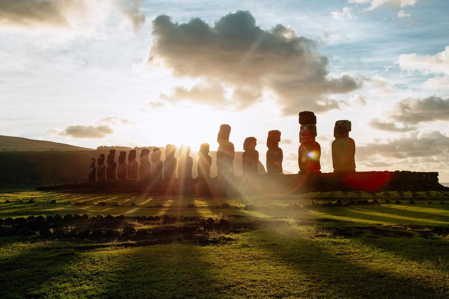 Moai – Rapa Nui, Chile Kolossale Steinstatuen, die Moai, scheinen auf der kleinen Insel Rapa Nui (Osterinsel) Wache zu halten. Etwa 3.500 Kilometer westlich von Südamerika kehren die Steinriesen dem Pazifik den Rücken zu und geben Historikern und Archäologen Rätsel auf. Geschaffen wurden sie von polynesischen Siedlern aus einem Steinbruch im Landesinneren der Insel. Doch wie konnten die Statuen ohne Zugtiere oder Räder an die Küste transportiert werden? Forschende vermuten, dass die Maoi auf Baumstämmen transportiert wurden, andere nehmen an, dass sie mithilfe von Seilen aufrecht an ihren Standort "geschaukelt" wurden. Die einheimischen Rapanui glauben daran, dass die Statuen aufrecht gegangen sind – belebt durch die spirituelle Kraft ihrer Vorfahren.