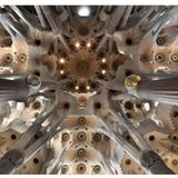 Die Säulen der Sagrada Familia erinnern an Baumstämme, die sich an der Decke zu einer Krone öffnen. Diese und unzählige weitere Details machen den Besuch der imposanten Basilika lohnenswert. Der berühmte Architekt Antoni Gaudí fand in ihrem Bau sein Lebenswerk: 1883 nahm er die Arbeit auf und führte sie bis zu seinem Tod 1926 weiter. Bis heute ist das imposante Bauwerk nicht fertiggestellt. Ob die Arbeiten bis zum 100. Todestag Gaudís finalisiert werden können, ist unklar. Einmal vollendet soll die Sagrada Familia die höchste Kirche der Welt sein.