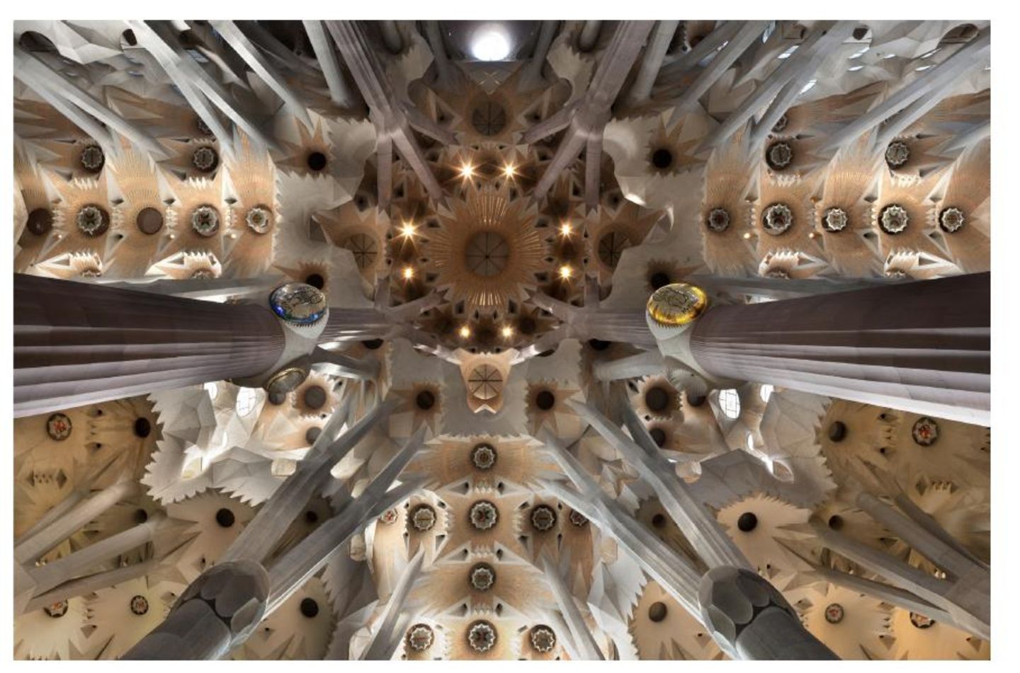 Sagrada Familia - Barcelona Die Säulen der Sagrada Familia erinnern an Baumstämme, die sich an der Decke zu einer Krone öffnen. Diese und unzählige weitere Details machen den Besuch der imposanten Basilika lohnenswert. Der berühmte Architekt Antoni Gaudí fand in ihrem Bau sein Lebenswerk: 1883 nahm er die Arbeit auf und führte sie bis zu seinem Tod 1926 weiter. Bis heute ist das imposante Bauwerk nicht fertiggestellt. Ob die Arbeiten bis zum 100. Todestag Gaudís finalisiert werden können, ist unklar. Einmal vollendet soll die Sagrada Familia die höchste Kirche der Welt sein.