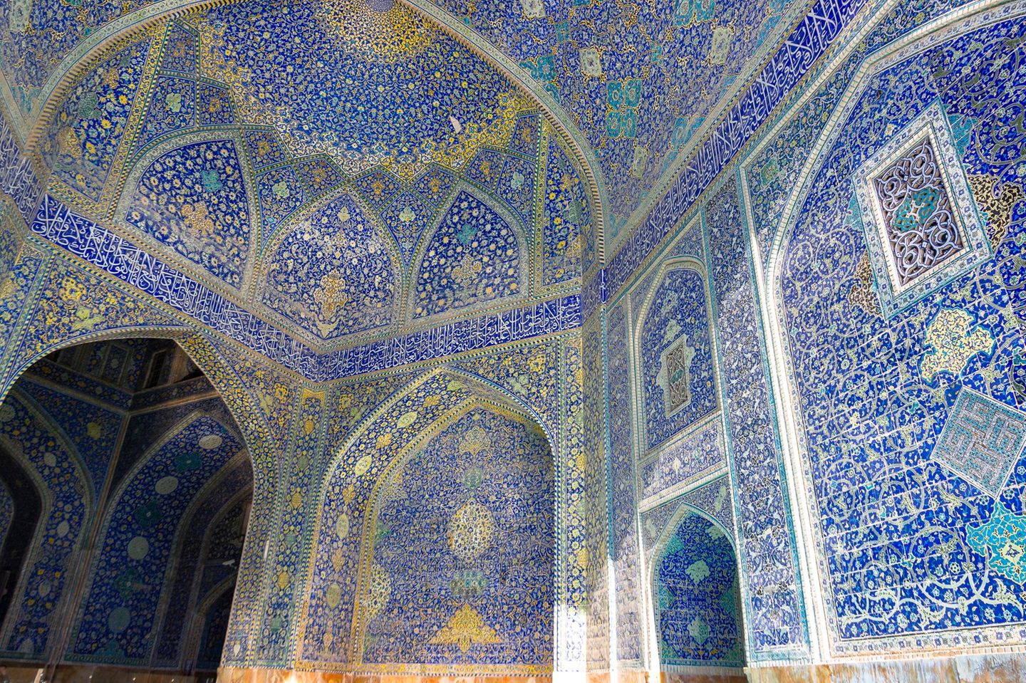 Shah Moschee - Iran Die Shah Moschee steht in der Nähe des Platzes Naghsh-e-Jahan in Isfahan. Ihre Hauptkuppel ist über 50 Meter hoch und die größte Kuppel der Stadt. Architektonisch interessant ist die Moschee vor allem wegen ihrer detailreichen, türkisen Deckenverzierung.