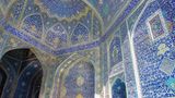 Die Shah Moschee steht in der Nähe des Platzes Naghsh-e-Jahan in Isfahan. Ihre Hauptkuppel ist über 50 Meter hoch und die größte Kuppel der Stadt. Architektonisch interessant ist die Moschee vor allem wegen ihrer detailreichen, türkisen Deckenverzierung. 