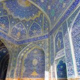 Die Shah Moschee steht in der Nähe des Platzes Naghsh-e-Jahan in Isfahan. Ihre Hauptkuppel ist über 50 Meter hoch und die größte Kuppel der Stadt. Architektonisch interessant ist die Moschee vor allem wegen ihrer detailreichen, türkisen Deckenverzierung. 