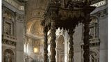 Sinnbildlich für die prunkvolle Architektur des Petersdoms sind nicht nur seine berühmte Kuppel und der Petersplatz davor. Opulent ist auch das Innere der Basilika: Hier zu sehen ist der fast 30 Meter hohe und 63 Tonnen schwere Bernini-Baldachin über dem Petrusgrab. Erschaffen wurde er im 17. Jahrhundert von dem berühmten Bildhauer Gian Lorenzo Bernini.
