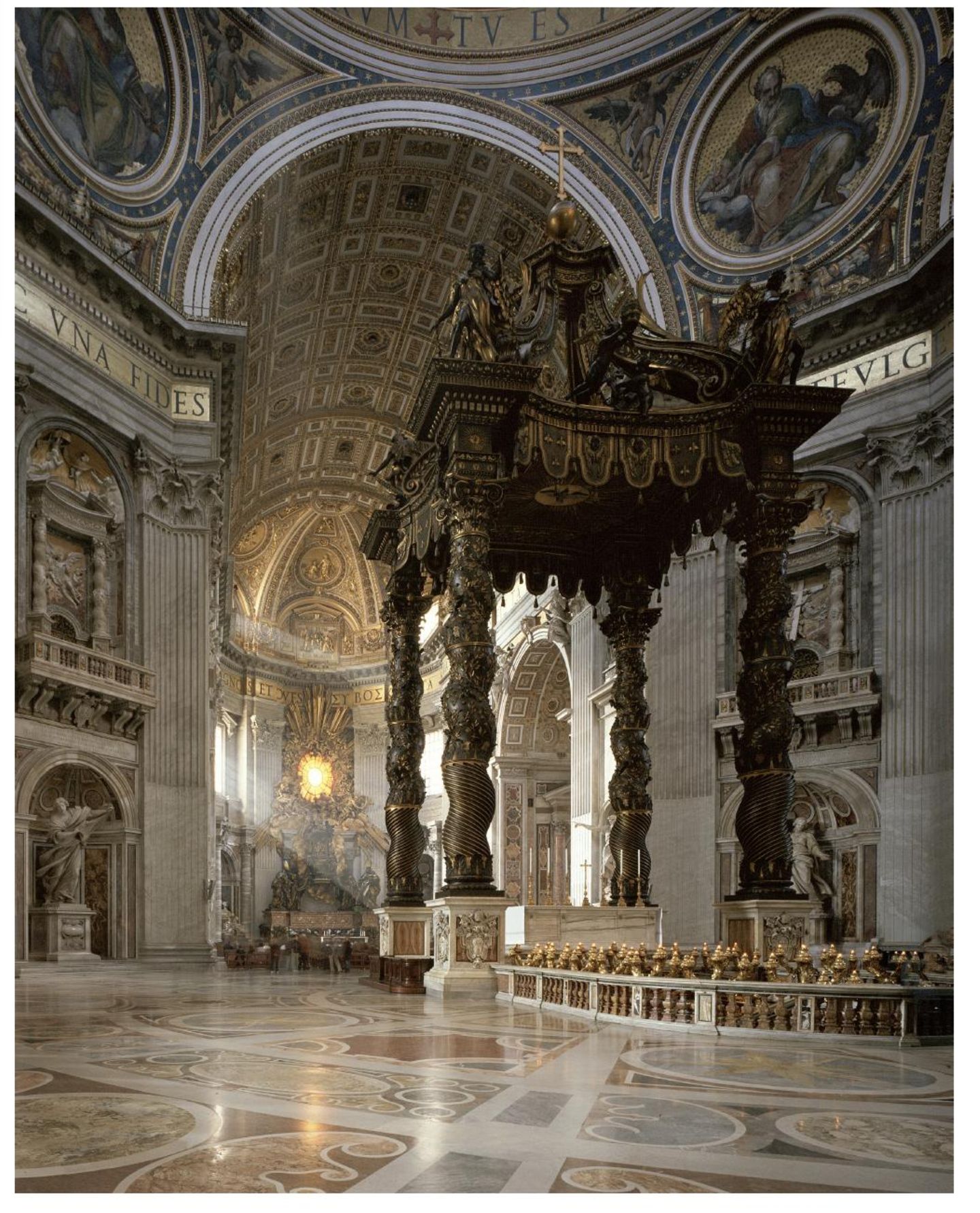 Petersdom – Vatikan Sinnbildlich für die prunkvolle Architektur des Petersdoms sind nicht nur seine berühmte Kuppel und der Petersplatz davor. Opulent ist auch das Innere der Basilika: Hier zu sehen ist der fast 30 Meter hohe und 63 Tonnen schwere Bernini-Baldachin über dem Petrusgrab. Erschaffen wurde er im 17. Jahrhundert von dem berühmten Bildhauer Gian Lorenzo Bernini.