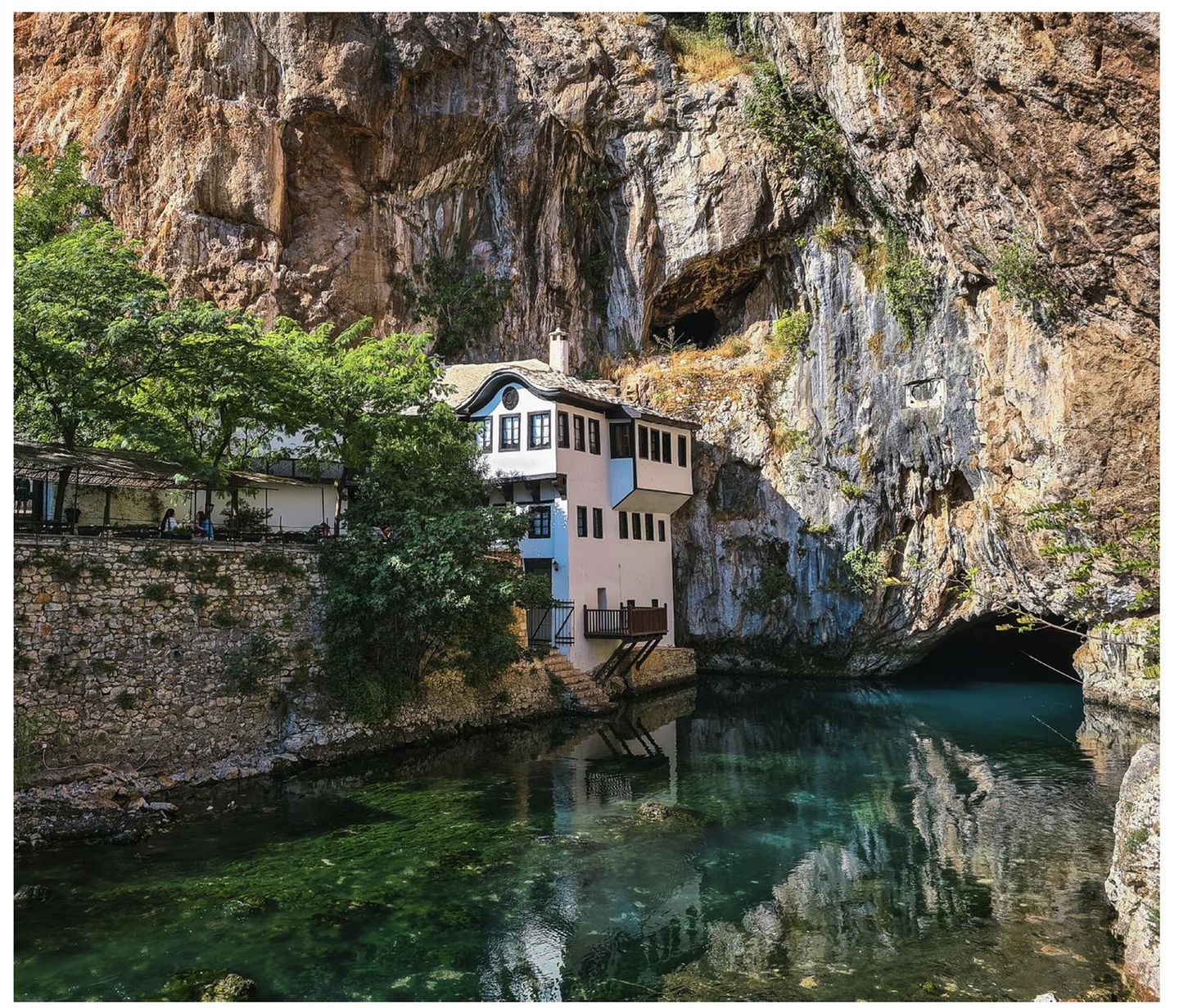 Derwischkloster Blagaj – Bosnien und Herzegowina Etwa zehn Kilometer südöstlich von Mostar, einer Kleinstadt in Bosnien und Herzegowina, liegt das Derwischkloster von Blagaj. Sehenswert ist es vor allem wegen seiner Lage am Ufer der Buna-Quelle, umgeben von Steinklippen und alten Bäumen. Die einzigartige Kulisse tröstet über die Tatsache hinweg, dass heute nur noch ein Teil des Gebäudes zu besichtigen ist. Neben der Einkehr im Kloster lohnt sich der Besuch des von Plantagen bewachsenen Umlands oder ein Ausflug an die etwa 60 Kilometer entfernte Adriaküste.