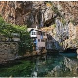 Etwa zehn Kilometer südöstlich von Mostar, einer Kleinstadt in Bosnien und Herzegowina, liegt das Derwischkloster von Blagaj. Sehenswert ist es vor allem wegen seiner Lage am Ufer der Buna-Quelle, umgeben von Steinklippen und alten Bäumen. Die einzigartige Kulisse tröstet über die Tatsache hinweg, dass heute nur noch ein Teil des Gebäudes zu besichtigen ist. Neben der Einkehr im Kloster lohnt sich der Besuch des von Plantagen bewachsenen Umlands oder ein Ausflug an die etwa 60 Kilometer entfernte Adriaküste.