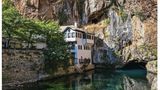 Etwa zehn Kilometer südöstlich von Mostar, einer Kleinstadt in Bosnien und Herzegowina, liegt das Derwischkloster von Blagaj. Sehenswert ist es vor allem wegen seiner Lage am Ufer der Buna-Quelle, umgeben von Steinklippen und alten Bäumen. Die einzigartige Kulisse tröstet über die Tatsache hinweg, dass heute nur noch ein Teil des Gebäudes zu besichtigen ist. Neben der Einkehr im Kloster lohnt sich der Besuch des von Plantagen bewachsenen Umlands oder ein Ausflug an die etwa 60 Kilometer entfernte Adriaküste.
