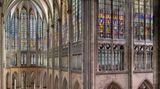 Eine der höchsten Kirchen weltweit befindet sich in Deutschland. Die Zwillingstürme des Kölner Doms sind fast 160 Meter hoch. Nicht nur von außen betrachtet lädt das gotische Gebäude zum Staunen ein: Wer durch das Hauptportal eintritt, steht in einem 144 Meter langen und 43 Meter hohen Kirchenschiff – das längste und höchste in Deutschland.