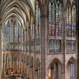 Eine der höchsten Kirchen weltweit befindet sich in Deutschland. Die Zwillingstürme des Kölner Doms sind fast 160 Meter hoch. Nicht nur von außen betrachtet lädt das gotische Gebäude zum Staunen ein: Wer durch das Hauptportal eintritt, steht in einem 144 Meter langen und 43 Meter hohen Kirchenschiff – das längste und höchste in Deutschland.