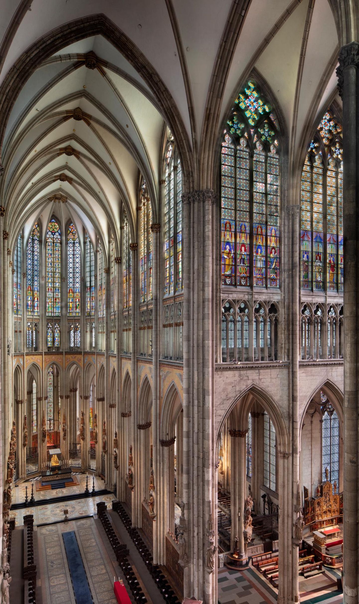 Kölner Dom – Deutschland Eine der höchsten Kirchen weltweit befindet sich in Deutschland. Die Zwillingstürme des Kölner Doms sind fast 160 Meter hoch. Nicht nur von außen betrachtet lädt das gotische Gebäude zum Staunen ein: Wer durch das Hauptportal eintritt, steht in einem 144 Meter langen und 43 Meter hohen Kirchenschiff – das längste und höchste in Deutschland.